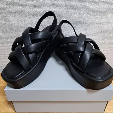 [새상품급] 블랙 통굽 크로스 스트랩 샌들(22.5~23cm)
