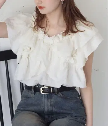 프릴 달린 화이트 반팔 상의