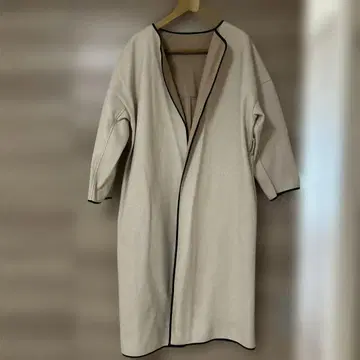 베이지 노카라 롱 코트