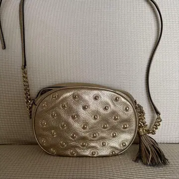 MICHAELKORS 메탈릭 골드 스터드 숄더백