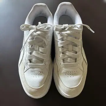 Puma 화이트 스니커즈 통굽 23