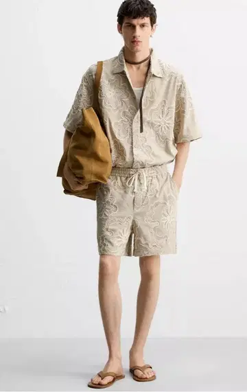 [ 새상품 ZARA 완판템 ] 엠보싱 자수 바뮤다 팬츠 L 사이즈