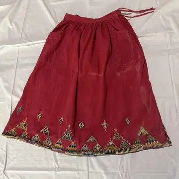 빨간색 자수 빈티지 스커트