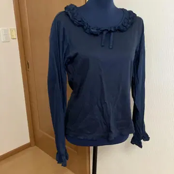 핑크하우스의 네이비 프릴 달린 긴팔 상의 귀여워요