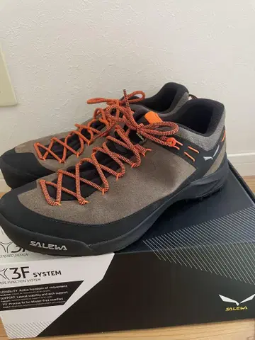 새상품 SALEWA 트레킹 슈즈 28.5 wildfire leather