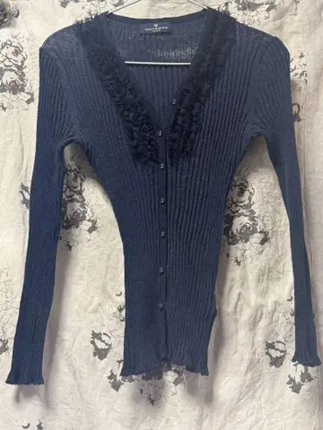 프릴이 달린 네이비 리브 니트 가디건