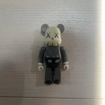 kaws x 베어브릭 100% 카우스