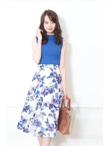 새상품 JUSGLITTY 아트 플라워 프린트 스커트