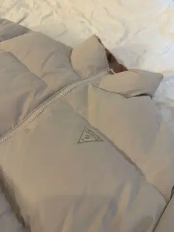 GUESS 다운 자켓 크림 화이트