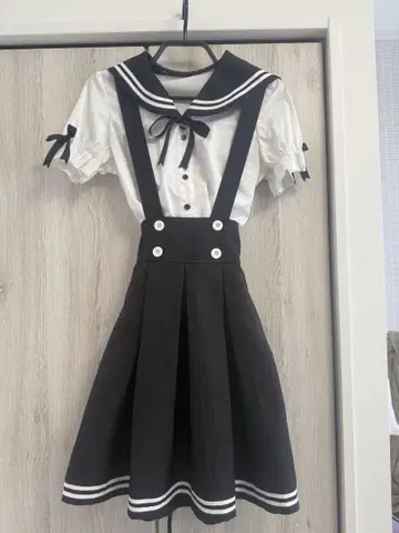 세일러풍 카라 부착 스커트 셋업
