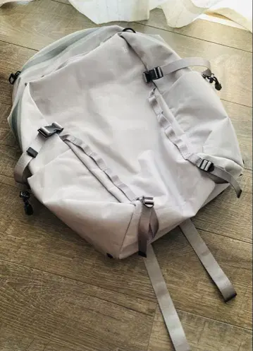 LIKID 사이드 버클 백팩 L 라이트 그레이