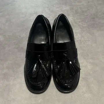 ZARA 태슬 장식 에나멜풍 로퍼 37