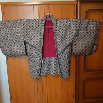 흑백 무늬 겉옷, 안쪽 빨간색