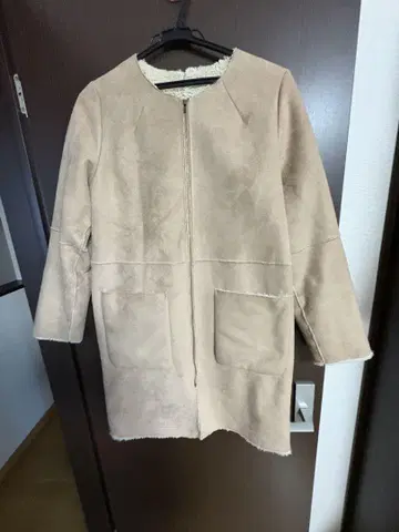 베이지 보아 안감 롱 무스탕 코트