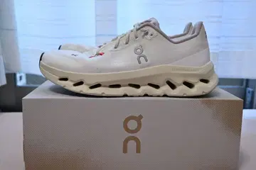 on cloudtilt 26.5cm 화이트 샌드 크림