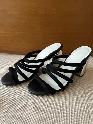 블랙 스웨이드 스트랩 샌들