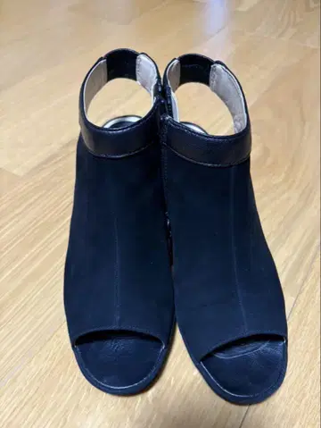 블랙 스웨이드 오픈토 샌들