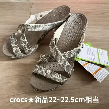 crocs 힐 샌들 스네이크 패턴