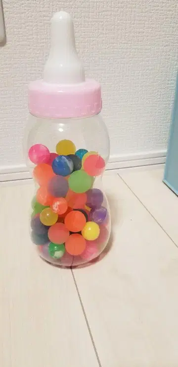 컬러풀 슈퍼볼이 들어있는 보틀