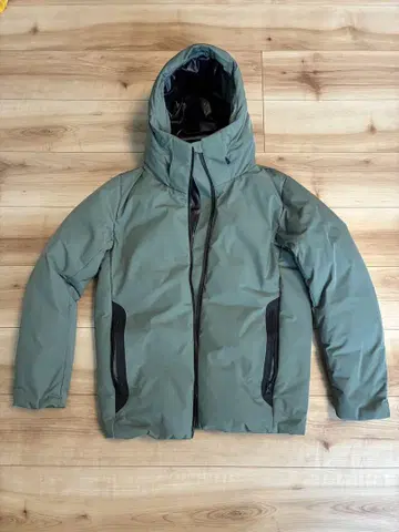 에디피스 올리브 그린 후드 부착 다운 자켓