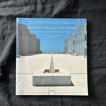 BETWEEN SILENCE AND LIGHT / 루이스 칸 연구서