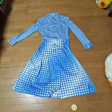 쇼와 레트로 물방울 패턴의 파란색 긴팔 셔츠 원피스