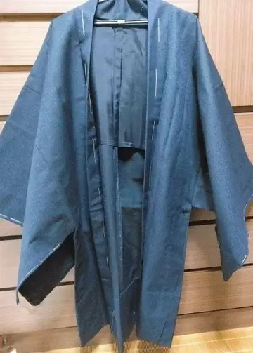 다크 블루 겉옷 심플한 디자인