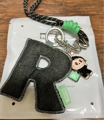 POPMART pin for love 러브브 알파벳 R
