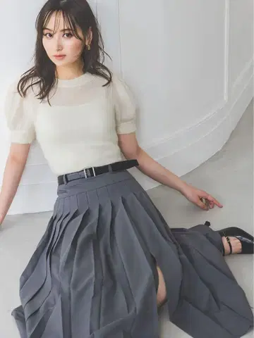 화이트 니트 반팔 퍼프 슬리브 그레이 스커트