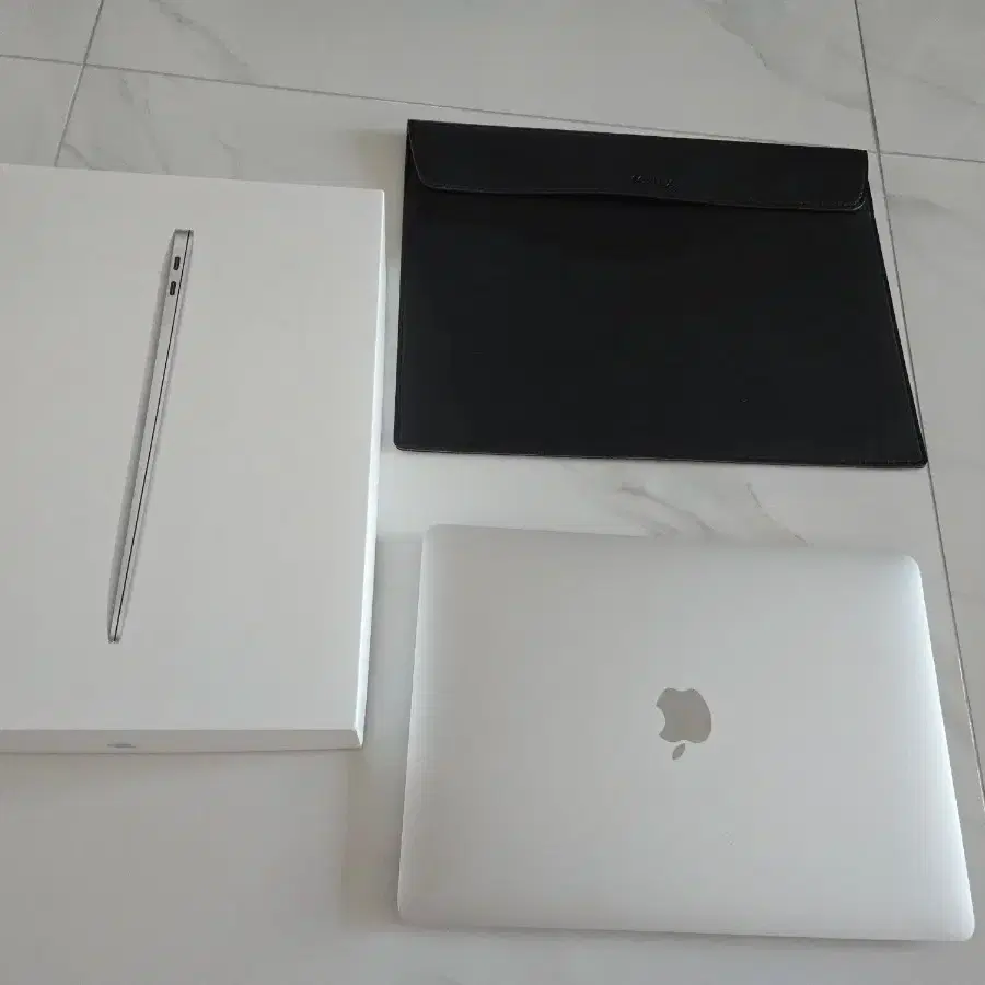 Apple MacBook Air + Pouch Full Box
