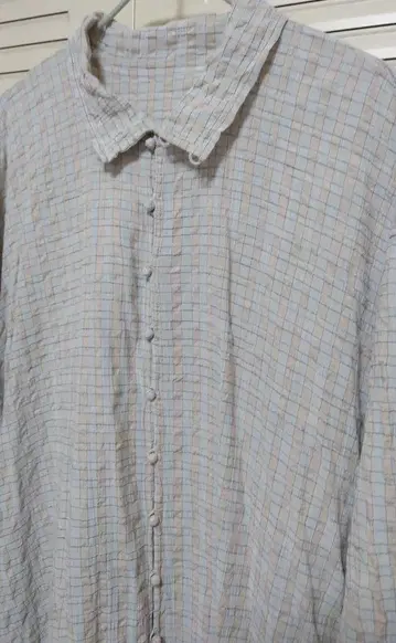 요건 레일 스카이블루와 베이지 체크 무늬 셔츠 원피스