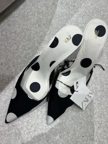 ZARA 도트 펌프스