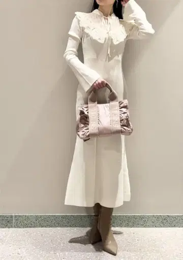 아이보리 레이스 프릴 옷깃 맥시 드레스