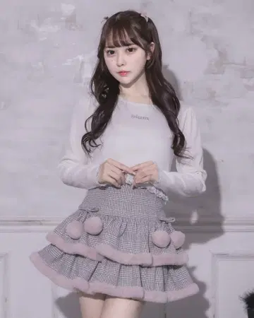 pium 퍼가 달린 티어드 미니 스커트