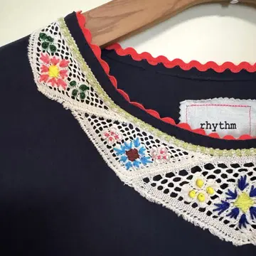 rhythm 상의 자수 비즈 레이스 상의 네이비 리듬