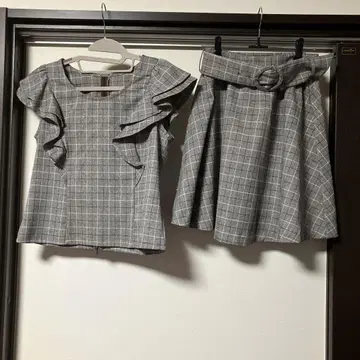 CECIL McBEE 그레이 계열 체크 프릴 상의와 스커트 세트