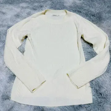 크림색 리브 긴팔 니트