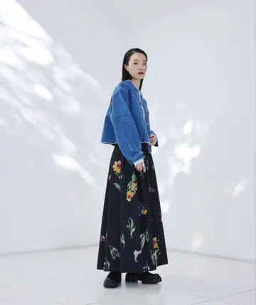 에메르 리파인즈 플라워 프린트 볼륨 맥시 스커트 그린 라벨