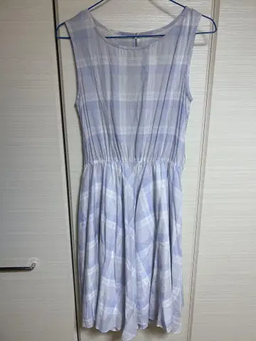스카이블루 체크 무늬 슬리브리스 원피스