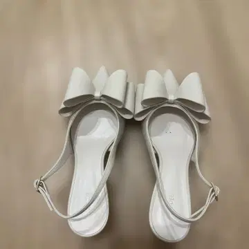 스나이델 리본 모티브 샌들