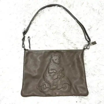 IOPELLE 이오펠레 클러치 숄더백 엠보싱 가죽 곰