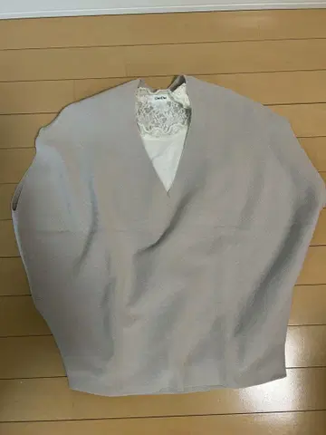베이지 V넥 상의 레이스 탱크탑 세트