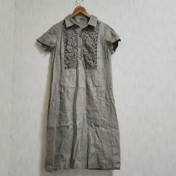 두클라쎄 광택 린넨 그레이 레이스 자수 반팔 무릎 기장 원피스