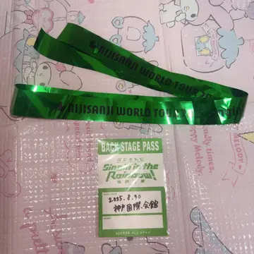 은색 테이프와 백스테이지 패스 세트