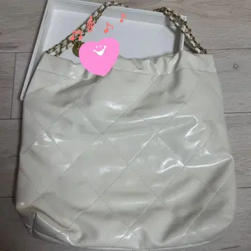 화이트 퀼팅 숄더백