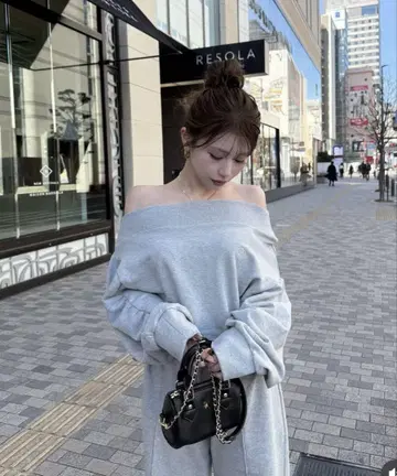 디안테 DIANTE Logo offshoulder sweat tops
