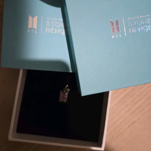방탄소년단 스톤헨지 펜던트 참
