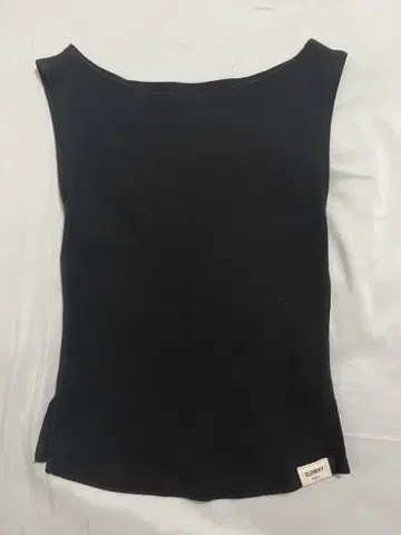 GLOWNY -G SLIT SLEEVELESS TOP -