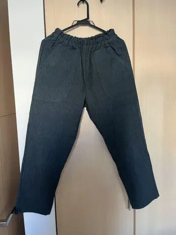 한 벌 찔러 넣는 깔끔한 사루엘 팬츠 우즈이로 UZUiRO