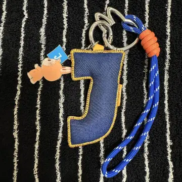 popmart 러브브 pin for love 알파벳 펜던트 [ J ]